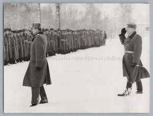 DDR NVA Soldaten Winerkleidung Uniform Salutiren Salut - Altes Foto - Picture 1 of 2