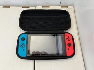 Nintendo Switch Konsole in Tragetasche - Bild 1 von 8