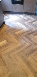 PREMIUM LVT CLICK HERRINGBONE SPC HOLZPLANKE 6 MM INKL. UNTERLAGE. GOLDENE EICHE - Bild 1 von 1