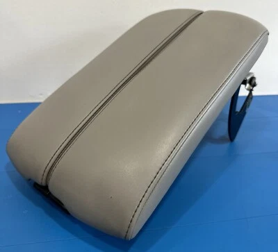 2006 - 10 Infiniti M35 M45 console central tampa de armazenamento apoio de braço pedra couro cinza - Imagem 1 de 4