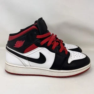 Zapato Nike Air Jordan 1 Mid Blanco Rojo Negro Talla 7Y/Mujer Talla 8.5 - Imagen 1 de 9