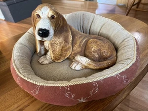 Estatua de perro Homco Basset Hound 1983 estatuilla pintada escultura 12,5" con cama para perros - Imagen 1 de 9