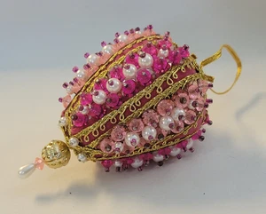 Adorno de Navidad Push-Pin - Cuentas Rosas, Perlas y Oro 3.5" - Imagen 1 de 7