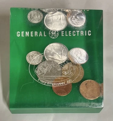 Pisapapeles General Electric acrílico transparente vintage con monedas del mundo años 70 Foto 1 de 2