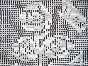 SALE - Sea Mist grüne Rosen und Schmetterlinge Handarbeit gehäkelt Filet Deckchen 17x20 - Bild 1 von 7