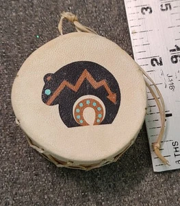 Tambor de gamuza de cuero miniatura nativo americano con imagen de oso hecho a mano - Imagen 1 de 4