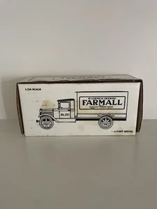 Ertl 1931 Hawkeye Truck Bank McCormick-Deering Farmall Maßstab 1:34 brandneu - Bild 1 von 1
