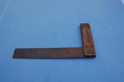 Outil ancien Equerre en bois et fer - - Photo 1/3