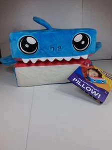 Almohada de felpa Kid Cube tiburón azul - 2 en 1 plegable Nap Buddy “Finn” - ¡NUEVA! - Imagen 1 de 4
