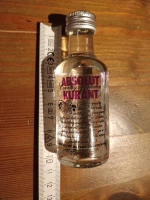 Absolut Vodka Kurant 0,05 ltr. (78 EUR/l) - Bild 1 von 4
