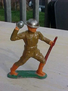 Vintage Manoil Barclay Lead Soldier Tossing Grenade - Picture 1 of 1