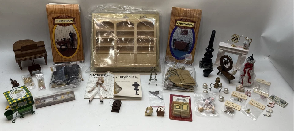 Lote misto de 36 kits de móveis e acessórios em miniatura para casa de bonecas John Deere - Imagem 1 de 4