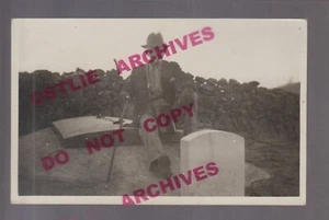 RPPC c1920 HOMBRE "SENTADO EN SU PROPIA TUMBA" Hecho propio LÁPIDA Marcador Muerte Funeral  - Imagen 1 de 3