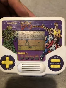Tiger Electronic DOUBLE DRAGON 3: THE ROSETTA STONE Portátil 1990 Probado Sin Parte Trasera - Imagen 1 de 2