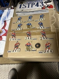 VINTAGE 1960'S COLECO TABLE HOCKEY PLAYERS TORONTO MAPLE LEAFS NHL Net Puck Lot - Picture 1 of 4