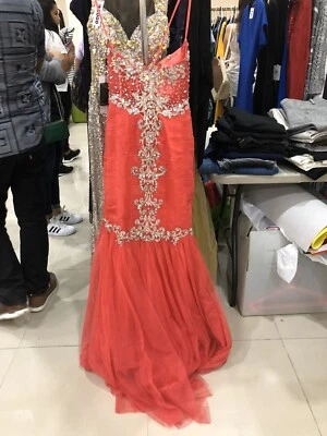 Vestido de novia de sirena con cuentas de cristales de lujo rosa brillante Foto 1 de 4