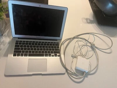 EXCELENTE 13 pulgadas MacBook Air principios de 2014 gris espacial 4 GB RAM 120 GB SSD Foto 1 de 3