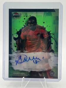 2024 Topps MLS Finest Ibrahim Aliyu rifrattore verde automatico /99 radiocomandato - Foto 1 di 2