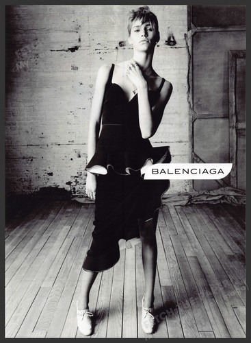 Balenciaga 2010 stampa pubblicità 2013 abito capelli corti modello gambe atteggiamento