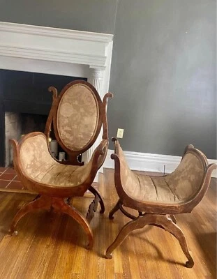 Sillas antiguas de madera estilo renacentista con asientos tapizados y marcos curvos Foto 1 de 4