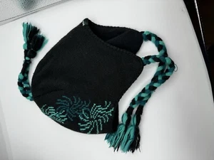REI Ohrenklappe Mütze Beanie String Quasten Unisex schwarz türkis Größe O/S passt allen - Bild 1 von 8