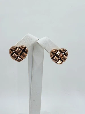 Brincos de coração folheados a ouro rosa com design de tecido de prata esterlina - Imagem 1 de 4