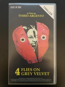 4 Flies on Grey Velvet VHS Casette Tape Dario Argento Silver Star 1982 JG - Foto 1 di 5