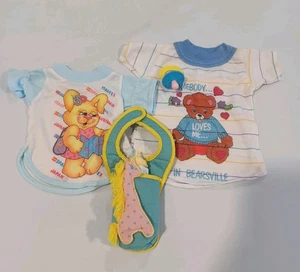 Vintage Baby Puppenkleidung/Pjs und Zubehör Schnuller Flasche Flaschenträger - Bild 1 von 7