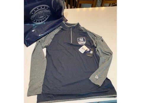 New York Yankees 1/4 zipper, full sleeve pullover top, size M Cover