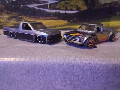 2024 Hot Wheels 93 Nissan Hardbody D21 y 1975 Datsun Sunny B120 -de juego Zamac Foto 1 de 4