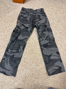 Pantalones cargo Wrangler verde camuflaje para niños con lengüetas ajustables en la cintura talla 10 regular - Imagen 1 de 10