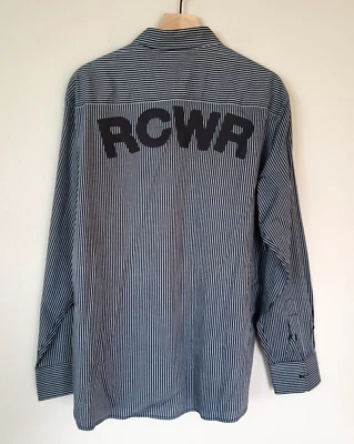 Camisa Rocawear Abotonada Manga Larga Talla XL Negra Gris Rayas Logo en la Espalda Foto 1 de 4