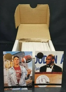 LOTE (150) de tarjetas coleccionables de fútbol americano de 1993 Classic Games - Imagen 1 de 3