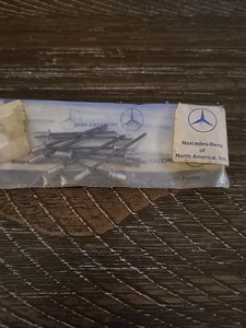 Mercedes-Benz N910001003100 Windshield Upper Molding Rivet Set Of 10 Genuine OEM - Foto 1 di 2