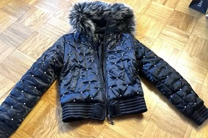 Redial Satin Kurz Jacke Mit Strass Nieten Und Fell Mütze, Gr. S - Bild 1 von 12
