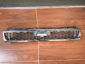 Rejilla delantera Nissan Bluebird U12 SSS con emblema OEM 1991 P/N 62312-75E00 - Imagen 1 de 17