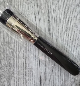 MAC 196 Slanted Flat Top Brush | New 💯Authentic - Picture 1 of 1