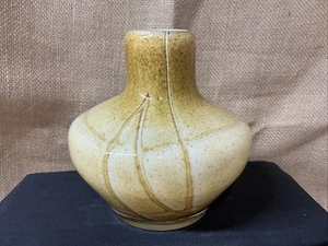 FENTON INTERNATIONAL HAND BLOWN INCASED GLASS GOLDEN SAND SQUAT VASE SIGNED - Picture 1 of 7