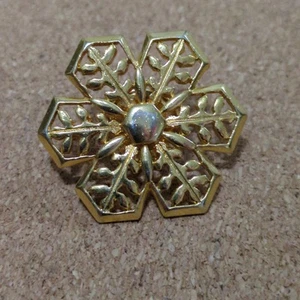 Snow Flake Lapel Pin Back Gold Tone - Picture 1 of 3