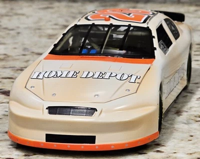 2006 #20 Tony Stewart Home Depot Monte Carlo carro de teste ação fundido 1:24 (ARC) - Imagem 1 de 4