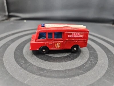 VTG LESNEY Matchbox : LAND ROVER FIRE TRUCK - Series #57 Sticker England - Image 1 of 4