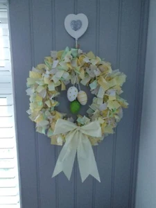 Ostern Scandi Lappenkranz. Pastell Zitrone/Limette/Bienen/Gänseblümchen/Gingham/Ostereier - Bild 1 von 7