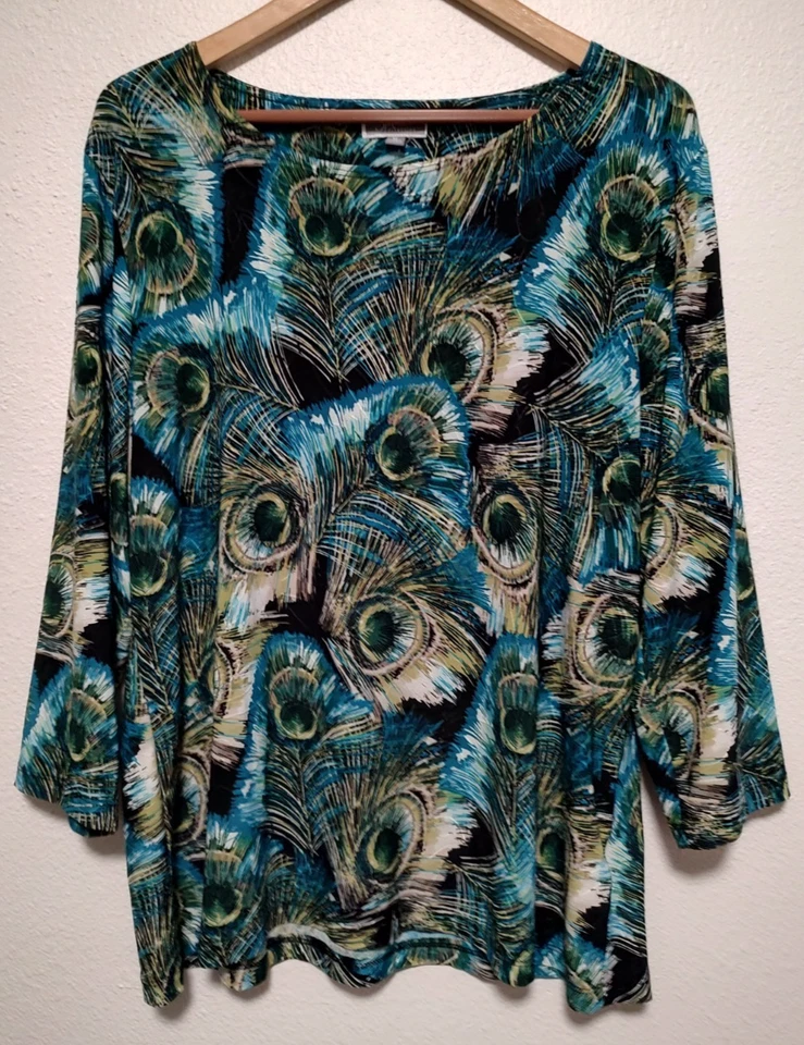 Top ajustado manga 3/4 XL con estampado de plumas de pavo real negro verde azulado de la colección JM Foto 1 de 4