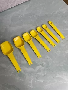 Vintage Tupperware 7pc MEASURING SPOONS Set daffodil yellow - Picture 1 of 6