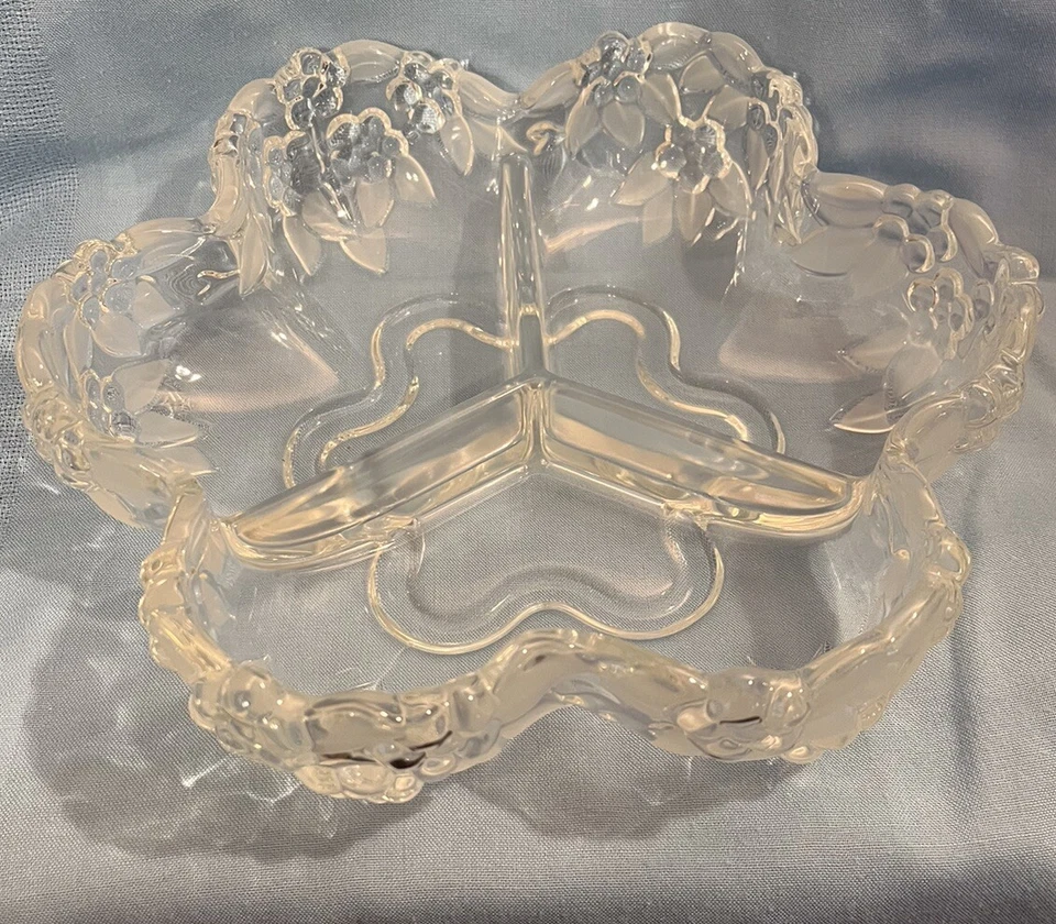 Cuenco para servir vintage de 3 compartimentos festoneado con forma de flor de cristal Mikasa Foto 1 de 4