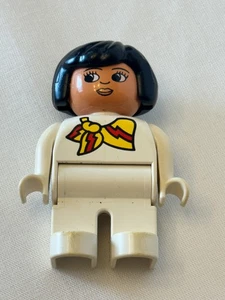 De colección Lego Duplo Flight Attendant Amarillo Rojo Bufanda Pelo Negro #4555 3"H Mujer - Imagen 1 de 5