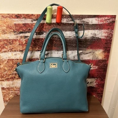 Bolso de hombro mediano Dooney & Bourke de cuero granulado verde con cremallera Foto 1 de 4