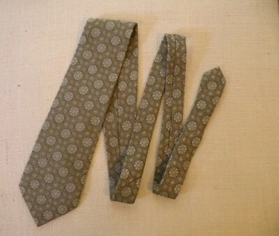 Claiborne necktie tie 100% silk green flowers floral olive green classic tie  Foto 1 de 4