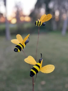Chenille & Sackleinen Hummel Stiel Ostern Frühling Kranz Akzent Deko Basteln - Bild 1 von 6