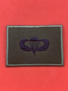 US ARMY OLIVE BLACK SUBDUED PARACHUTE WINGS PARA WINGS AIRBORNE FORCES INSIGNIA - Bild 1 von 1